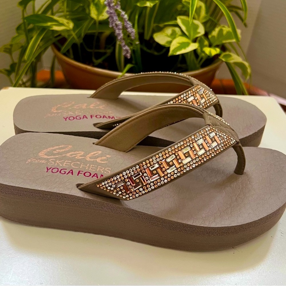 Sketchers Womens Vinyasa Cali Yoga Foam Taupe Rhinestone Flip Flop Sandal Size 7